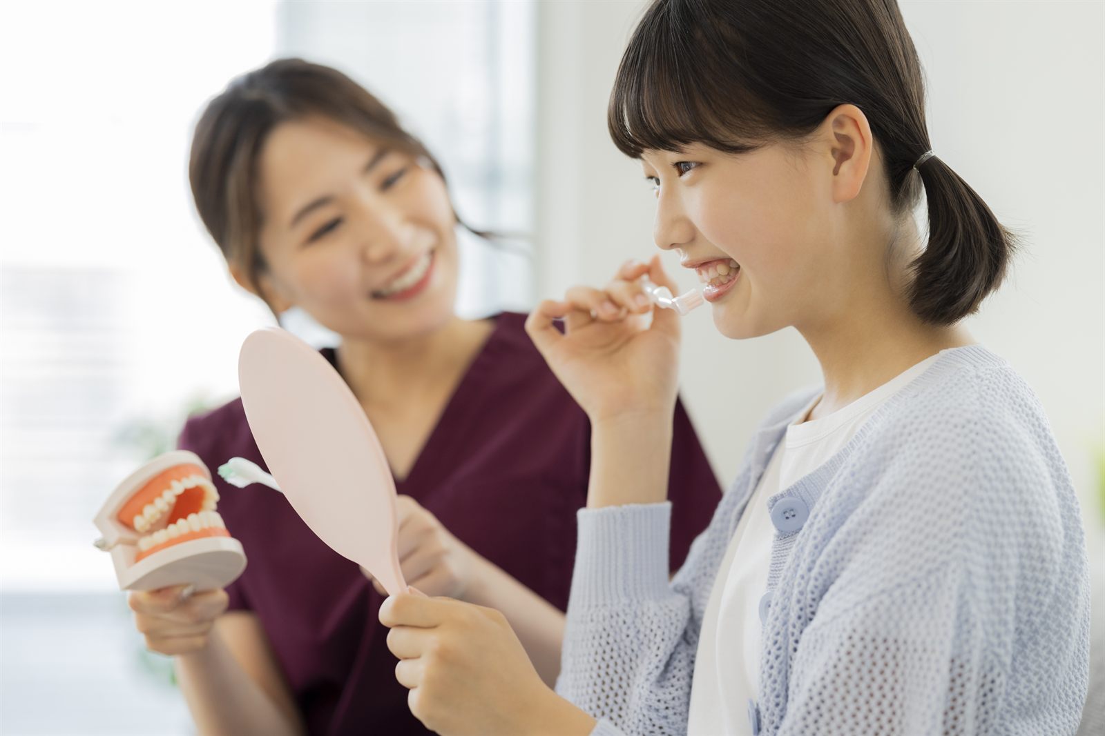 歯みがき指導を受ける女性